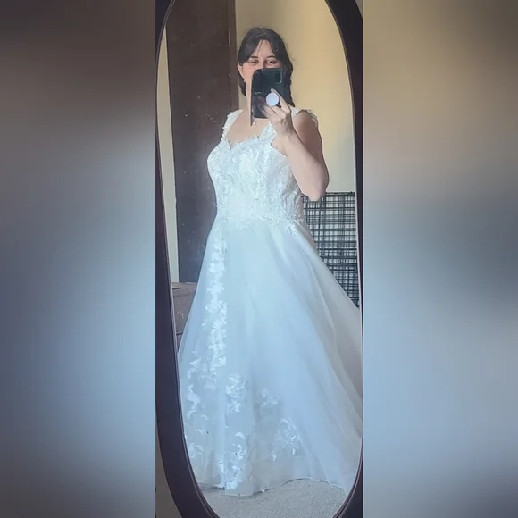 Classic White Lace A-Line Wedding Dress with Floral Detail - Picture 4 of 10